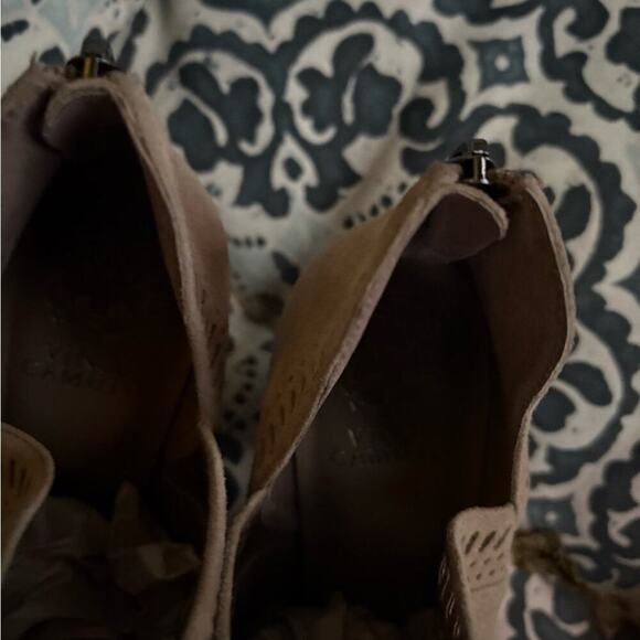 Vince Camuto Suede Women's size 8 Split Shaft Ankle Boots​​ - Picture 6 of 9